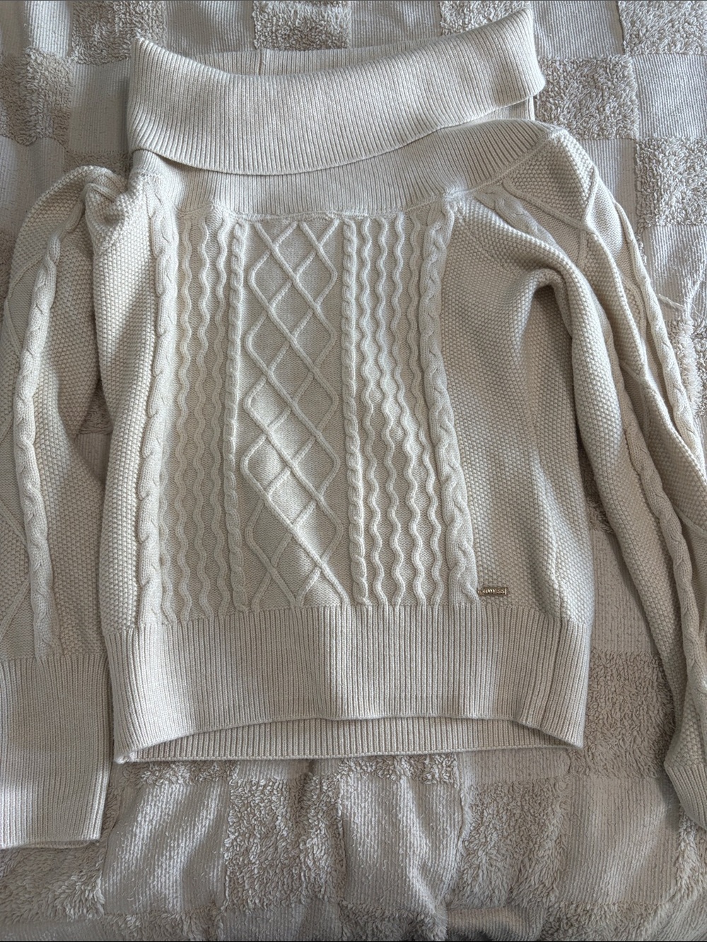 Cable knit off shoulder guess sweater